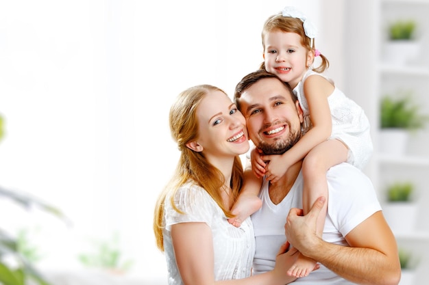 Familia feliz madre padre hijo hija en casa