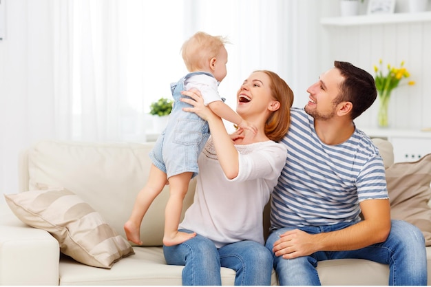 Familia feliz madre padre hijo hijo en casa