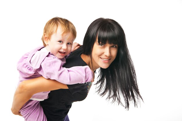 Foto familia feliz. madre sosteniendo a su bebé aislado