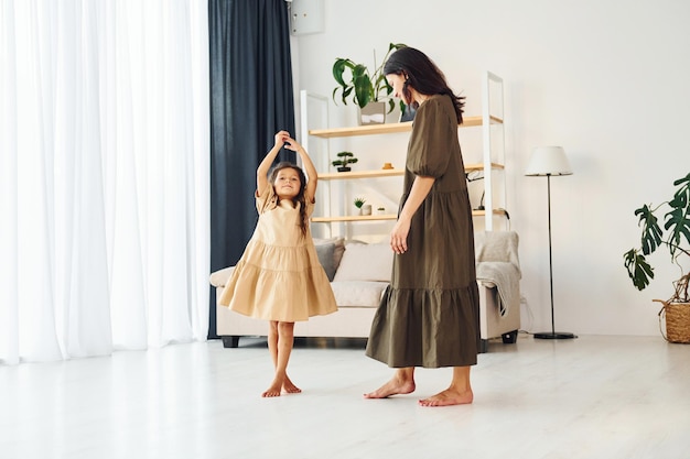 Familia feliz Madre y su hija pasando tiempo juntas en casa