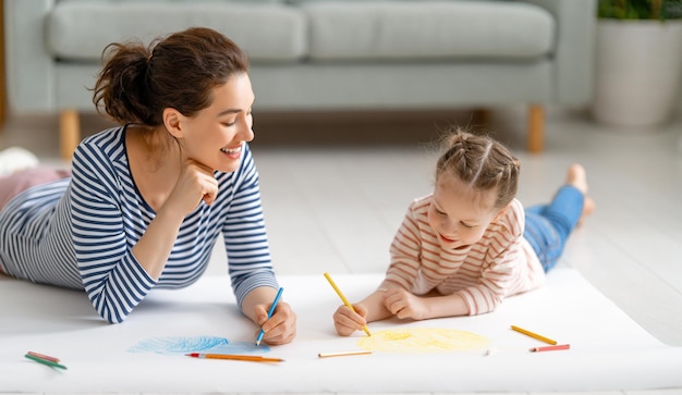 Família feliz Mãe e filha desenhando juntos Mulher adulta passando tempo com menina criança