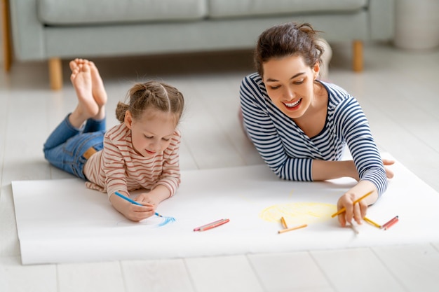 Família feliz Mãe e filha desenhando juntos Mulher adulta passando tempo com menina criança