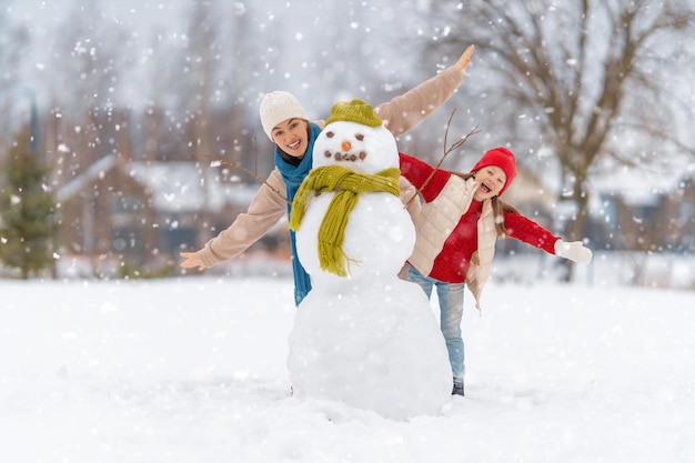 Família feliz Mãe e filha em uma caminhada de inverno na natureza