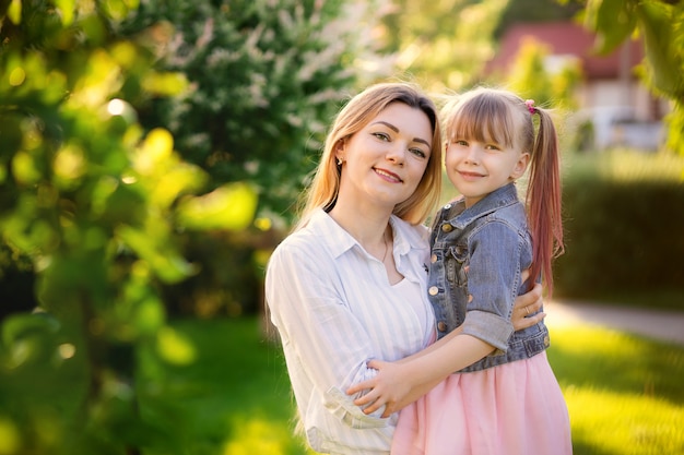 Família feliz, mãe e filha no parque de verão