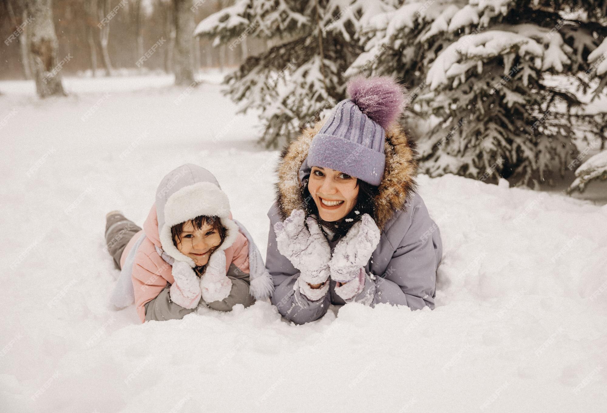 Vetores de Jogos Ao Ar Livre De Inverno Mãe E Filho Felizs