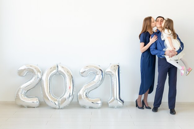 Família feliz, mãe, pai e filha comemorando o ano novo