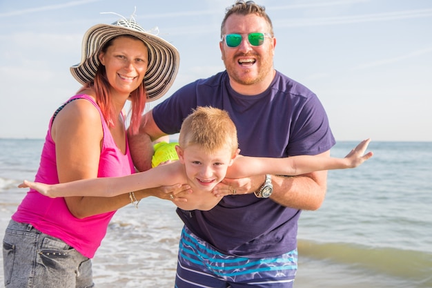 Foto familia feliz, manos de niño, en, playa