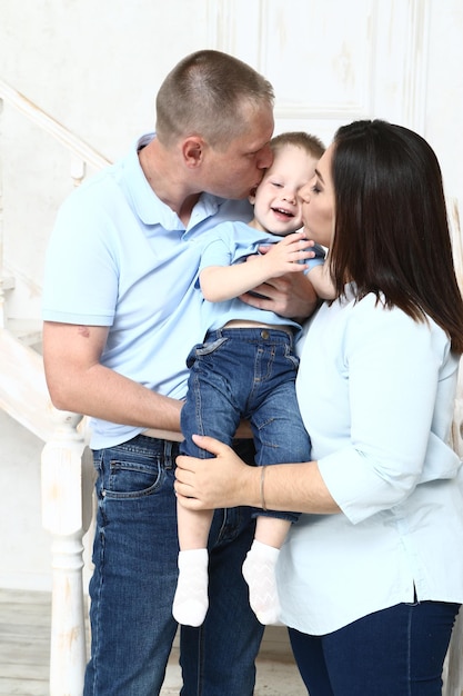 Foto familia feliz mapa papa bebe