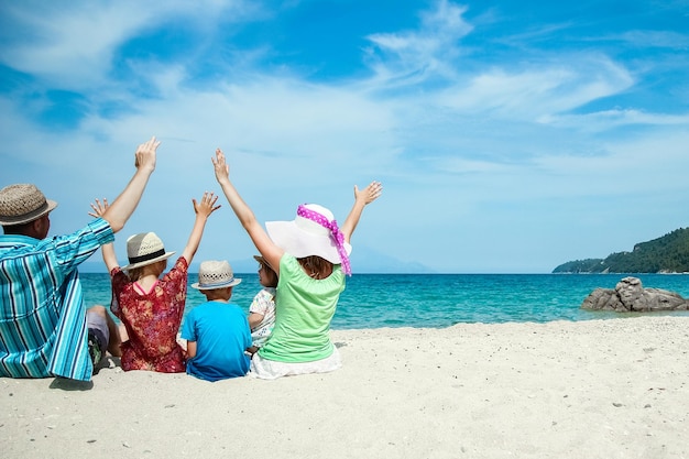 familia feliz en el mar en grecia en el fondo de la naturaleza