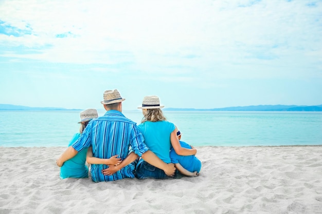 Familia feliz en el mar en Grecia sobre fondo de naturaleza