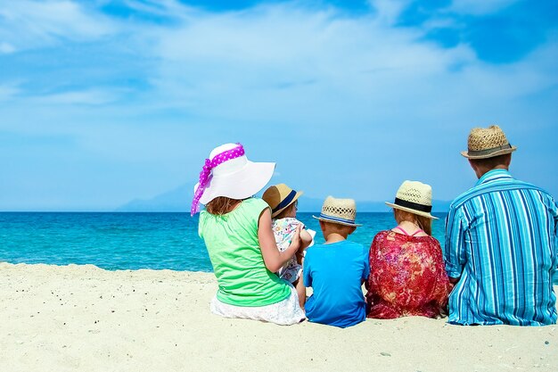 Familia feliz en el mar en Grecia sobre fondo de naturaleza