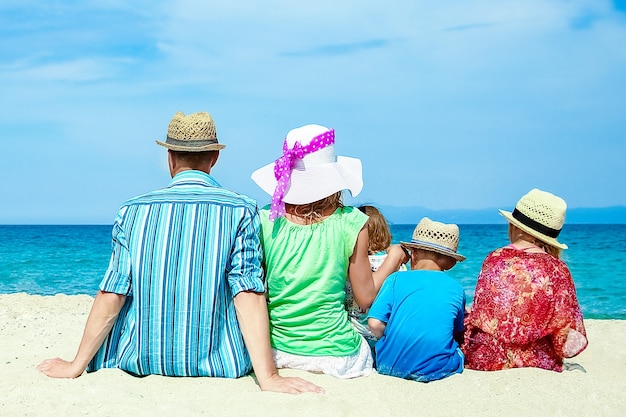 Familia feliz en el mar en Grecia sobre fondo de naturaleza