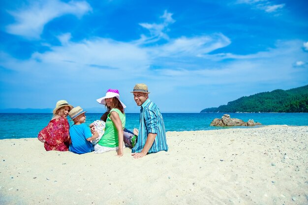 Familia feliz en el mar en Grecia sobre fondo de naturaleza