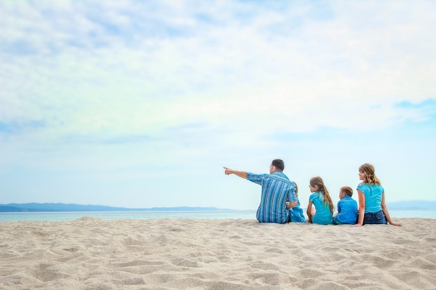 Familia feliz en el mar en Grecia sobre fondo de naturaleza