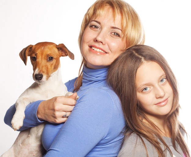 Foto familia feliz con una mascota