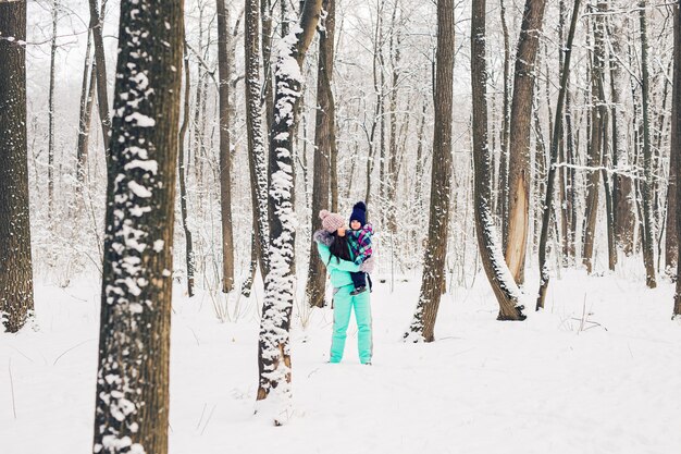 Família feliz. Menina mãe e filho em uma caminhada de inverno na natureza.