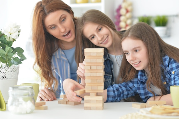 Familia feliz en la mesa jugando al juego de mesa