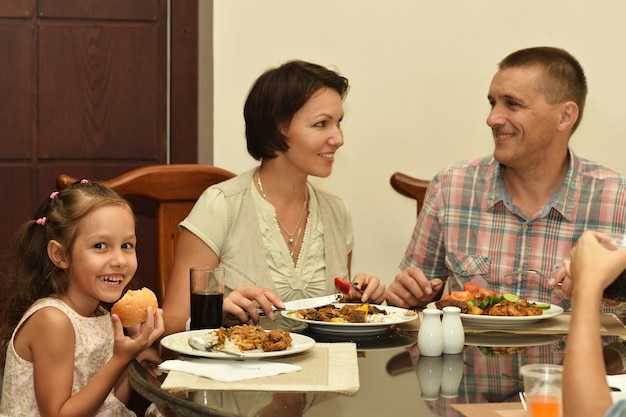 Familia feliz en la mesa por la noche