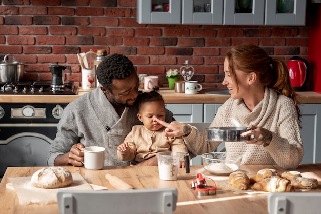 Familia feliz en la mesa de tiro medio