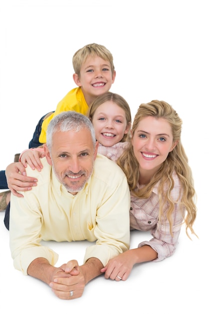 Familia feliz mintiendo y sonriendo