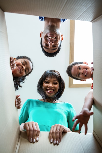 Familia feliz mirando en una caja