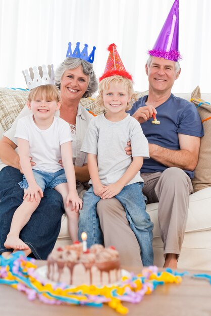 Familia feliz mirando a la cámara en un cumpleaños