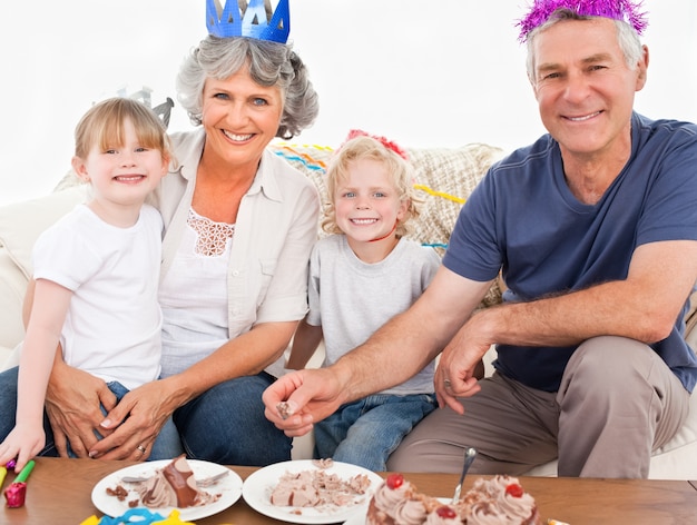 Familia feliz mirando a la cámara en un cumpleaños