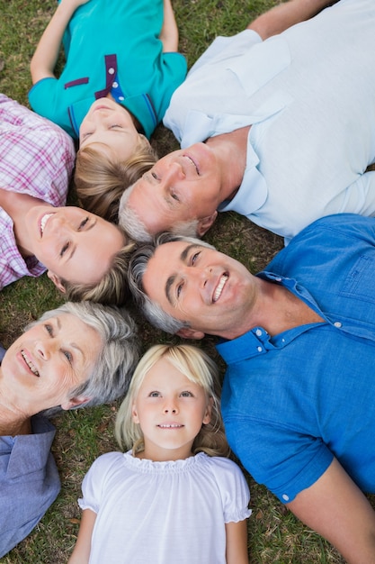 Familia feliz mirando la cámara