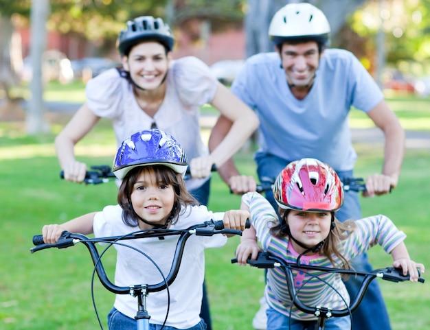 Família feliz montando uma bicicleta