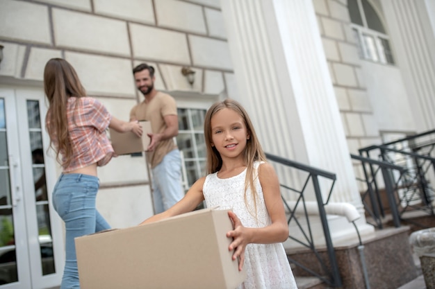 Familia feliz mudándose a una nueva casa