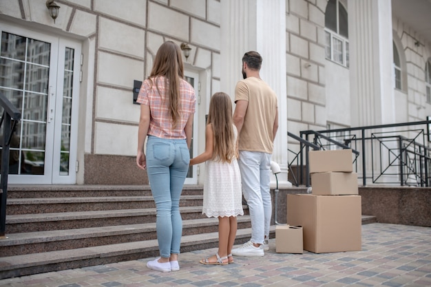 Familia feliz mudándose a una nueva casa