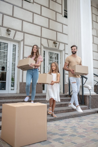 Familia feliz mudándose a una nueva casa