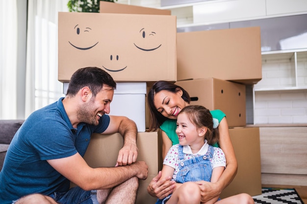 Foto familia feliz mudándose a su nuevo hogar.