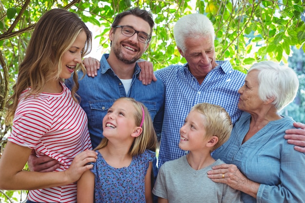 Foto familia feliz multigeneración