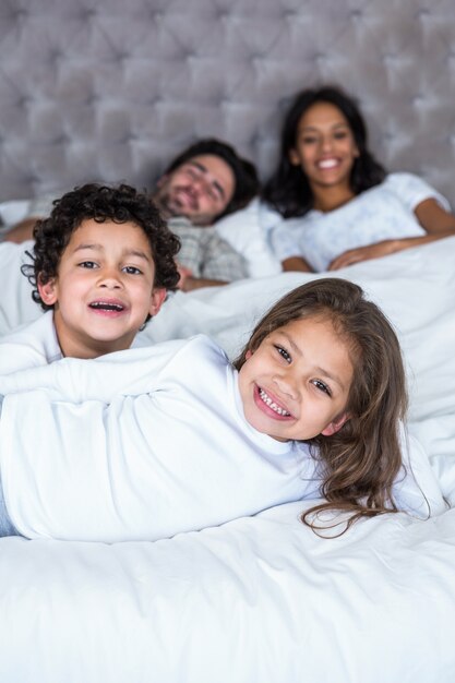 Foto família feliz na cama