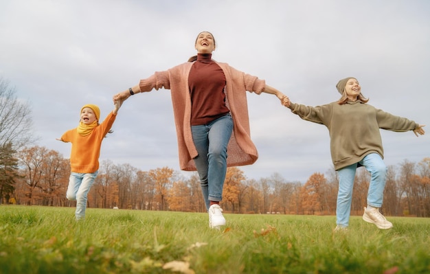 Família feliz na caminhada de outono