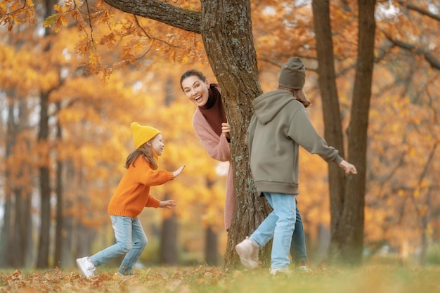 Família feliz na caminhada de outono