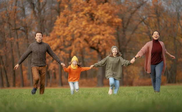 Família feliz na caminhada de outono