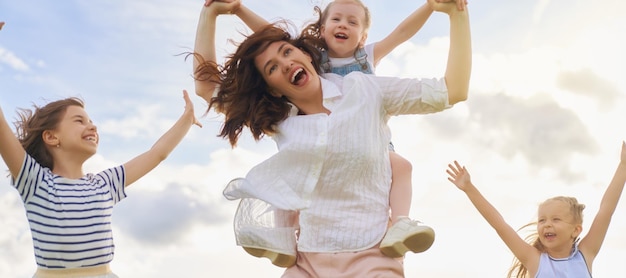 Família feliz na caminhada de verão