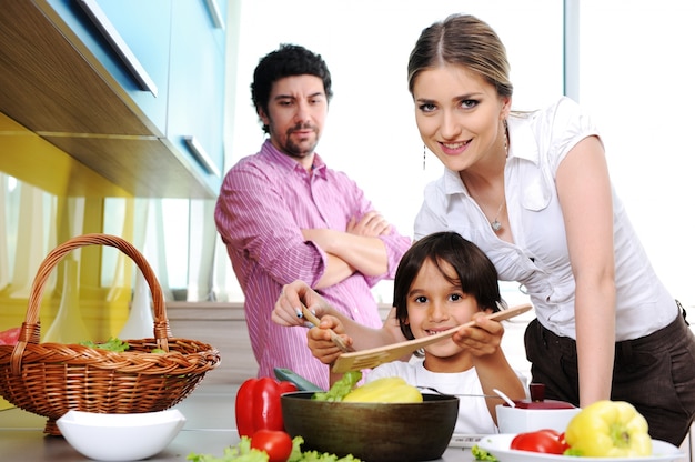 Foto família feliz na cozinha cozinhando o jantar juntos