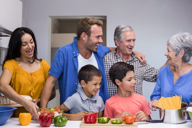 Família feliz na cozinha