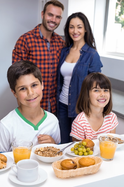 Família feliz na cozinha