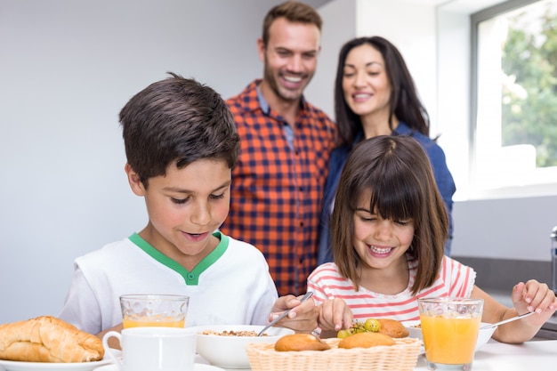 Família feliz na cozinha