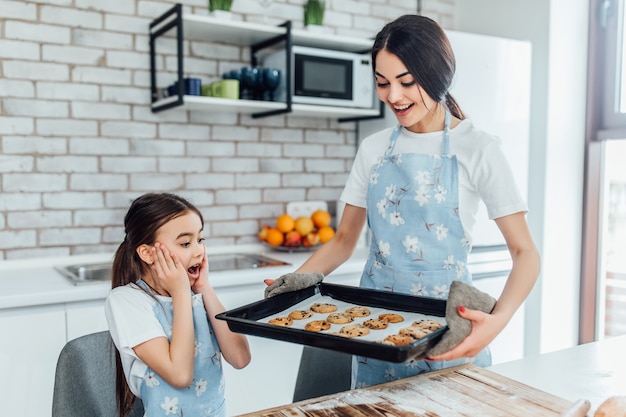 Família feliz na cozinha