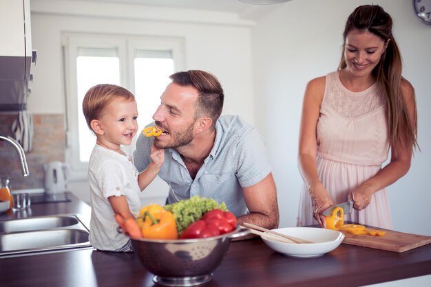 Família feliz na cozinha