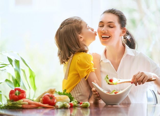 Família feliz na cozinha.