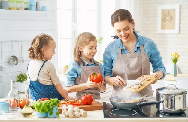 Família feliz na cozinha.