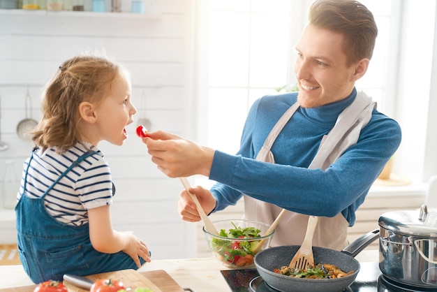 Família feliz na cozinha.