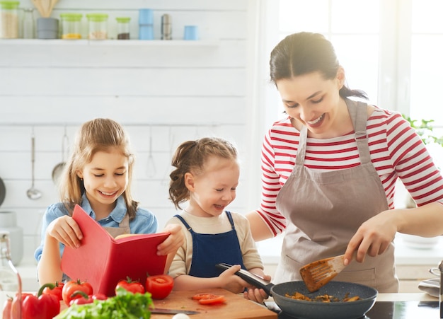 Família feliz na cozinha.