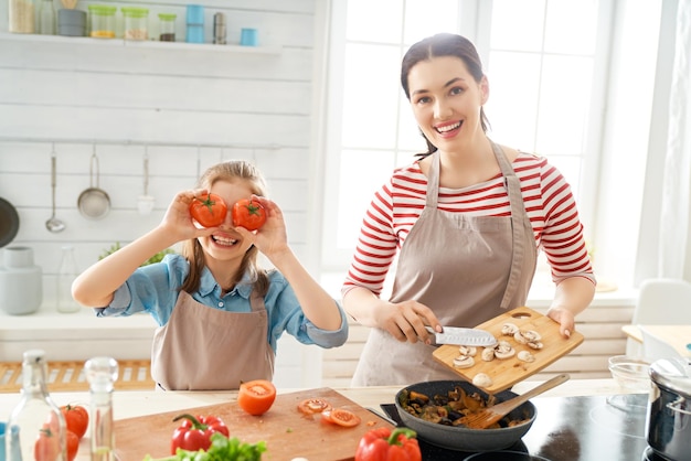 Família feliz na cozinha.